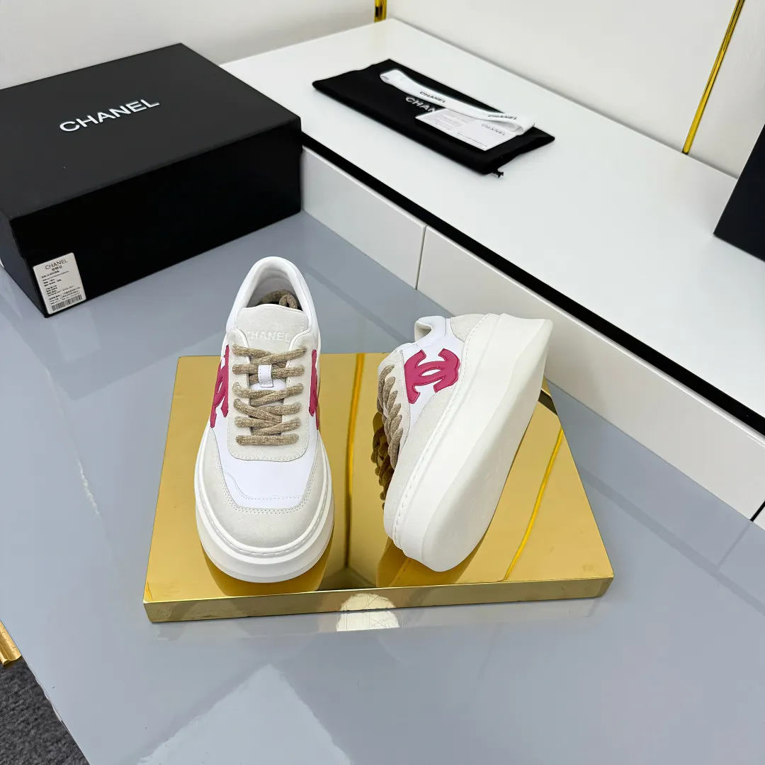 👟👟Ex-factory price 660👟👟 Top version! Chanel Chanel panda shoes! 2025 counter's top casual sports shoes. This classic design; the upper is electro-embroidered with a variety of techniques; the outsole is fashionable and sporty; the unusual inclusion of a variety of color matching elements... The diversified mix and match is very good-looking and versatile, and can be used for leisure, fashion, sports, and outdoor... ꫛꫀꪝ Go➫ Materials: ❶Upper made of: original imported first-layer silk cowhide + original waterproof cloth + original first-layer cowhide ❷Inner lining: Original Yangli+wang ❸ Outsole based on: Original TPU combination outsole Counter boutique packaging complete set for women 35–41